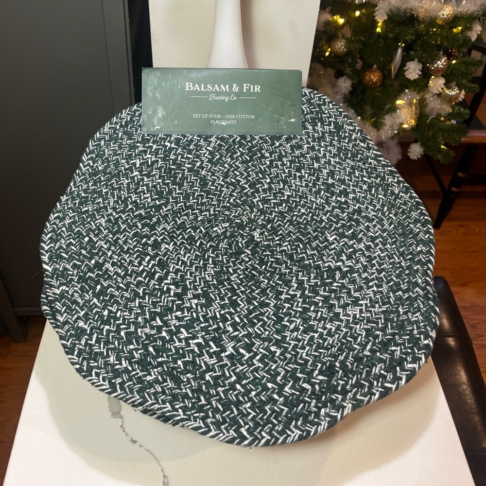 Balsam & Fir Trading Co. Green & White Woven Scalloped Edge Placements Set/4 NWT